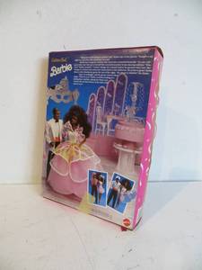 lot 8 image: VINTAGE 1991 Costume Ball Barbie Doll
