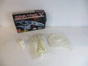 lot 17 image: VINTAGE Star Trek V The Final Frontier U.S.S. Enterprise and Shuttlecraft Model Kit