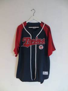 lot 28 image: Minnesota Twins Jersey (size large)