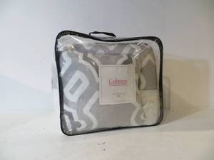 lot 47 image: Catherine Malandrino 4 Piece Comforter Set (King Size)
