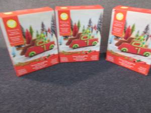 lot 82 image: 3 Wilton Gingerbread Truck Kis ZZ2...