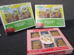 lot 86 image: 2 Sesame Street Gingerbread Cookie ...