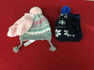 lot 268 image: Carters Boys & Girls 2t-4t Mittens & Beanie