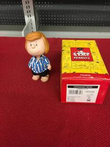 lot 327 image: Hallmark Peanuts Gallery Peppermint Patty Figurine W COA