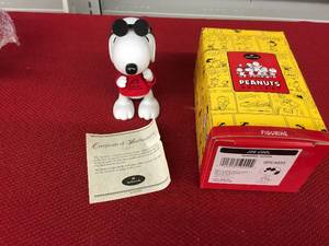 lot 330 image: Hallmark Peanuts Gallery Snoopy Joe Cool Figurine W COA
