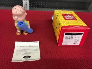 lot 332 image: Hallmark Peanuts Gallery Linus Figurine W COA