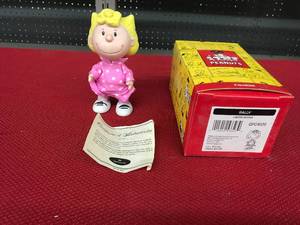 lot 334 image: Hallmark Peanuts Gallery Sally Figurine W COA