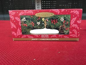 lot 337 image: Keepsake Ornament Peanuts Snow Scene Tabletop Display