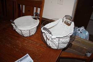 lot 153 image: Lot of (2) Wine Baskets