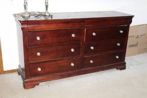 lot 129 image: Wood Dresser 8-Drawer