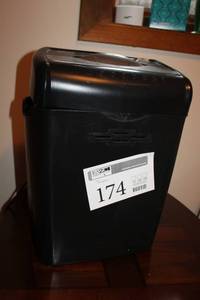 lot 174 image: 6-sheet Paper Shredder WM675XB