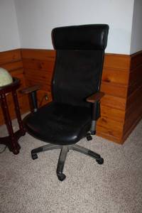 lot 177 image: Black LeatherVented Rolling Office Arm Chair
