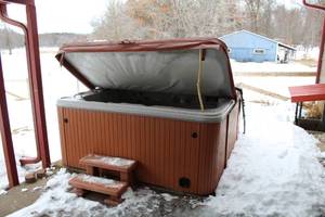 lot 91 image: 2005 Cal Spas 94in. Hot Tub with Tilt Cover