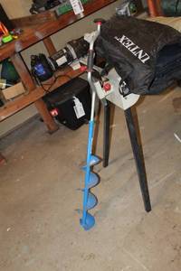 lot 111 image: StrikeMaster Ice Auger with Adjustable Handle