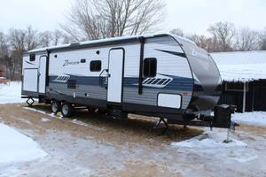 lot 90 image: 2018 Keystone RV Company Zinger 32ft. Dual-Axle RV Trailer Trailer