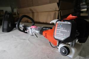 lot T58 image: 2-Cycle 26 CC Curved Shaft Gas Trimmer