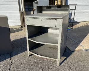 lot 9 image: Shipping Desk