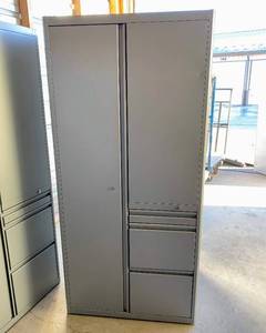 lot 17 image: Storage LockerTower