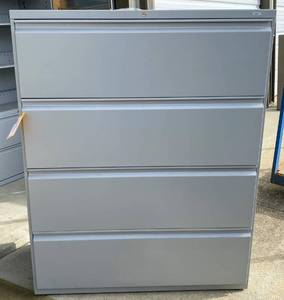 lot 4 image: Large HON File Cabinet