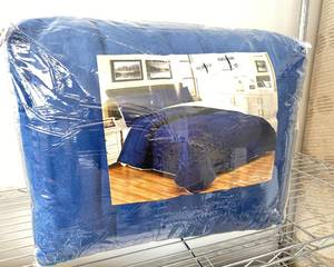lot 191 image: FullQueen Blue Bedding Set
