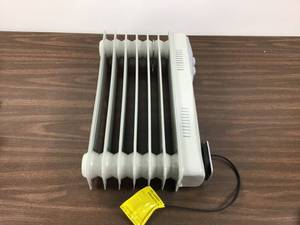lot 39 image: COMFORT ZONE 1200-Watt Electric Oil-Filled Radiant Portable Heater