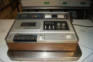 lot 5 image: VINTAGE TECHNICS CASSETTE PLAYER