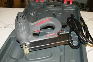 lot 16 image: Arrow Fastener ET200 Heavy Duty Electric Nail Gun, shoots up to 1 1.4-Inch Brads