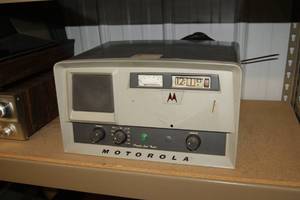 lot 21 image: Vintage Motorola Private Line Radio