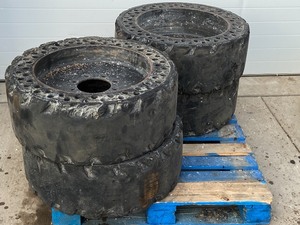 lot 3 image: Set Of Heavy Equipment Wheels & Tires