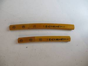 lot 4 image: 2 Wooden Knives