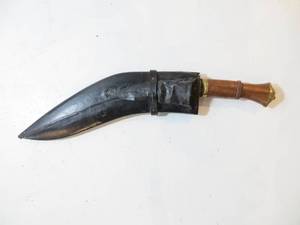 lot 7 image: 18 Knife wSheath