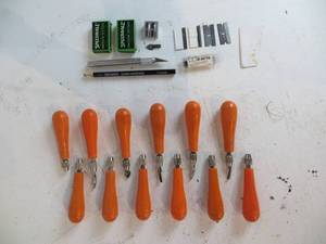 lot 33 image: 12 Speedball Linoleum Cutters & Accessories
