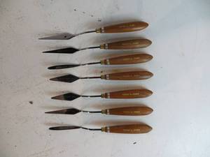 lot 36 image: 7 Holbein Painting Knives
