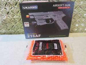 Airsoft Gun with Laser and Bag of 1...