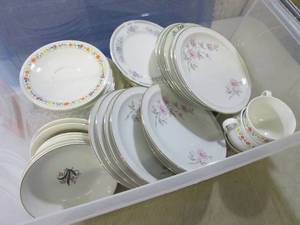 Tote with Lid Full of Vintage Plate...