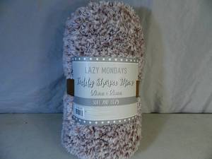 lot 129 image: New Super Soft and Cozy Throw