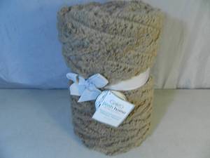 lot 174 image: New Super Soft Posh Home Throw