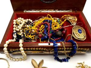 lot 608 image: Beautiful Vintage Inlaid Wood Musical Jewelry Box FILLED with Vintage Jewelry and Costume Jewelry Lapis, Etc.