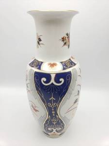 lot 514 image: 15 Japanese Porcelain Vase with Floral Motif