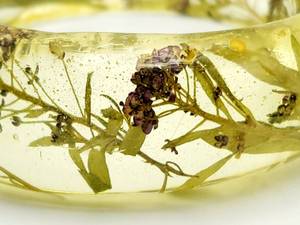 lot 611 image: Dried Flower Lucite Estate Bangle