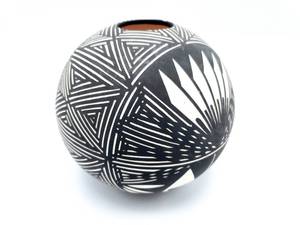 lot 201 image: Amazing Black & White Acoma Pottery Monochrome Vase Signed 5 Tall