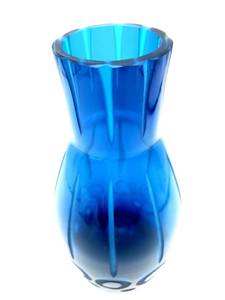 lot 306 image: 1960s Fenton 9 34 Etched Vase Signed