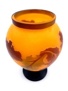lot 8 image: Art Nouvaeu Era Oak Leaf & Acorn Cameo Vase 7
