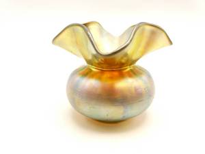 lot 10 image: Steuben Aurene Ruffled Signed Cabinet Vase 2 12
