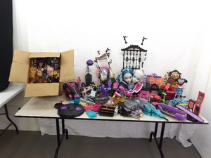 MASSIVE Lot of Monster High Dolls, Accessories, etc.