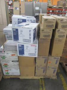 lot 84 image: MIXED PALLET OF JANITORIAL SUPPLIES AND RESTAURANT UTENSILSCONTAINERS