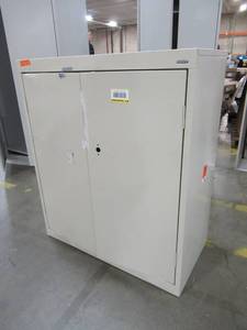 lot 231 image: Sandusky Classic Series 42 in. H x 36 in. W x 18 in. D Steel Counter Height Storage Cabinet with Adjustable Shelves in Putty, CA21361842-07 - Missing Lock Rods