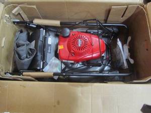 lot 14 image: Honda Honda 21 in. 3-in-1 Variable Speed Gas Lawn Mower Walk Behind Self Propelled Lawn Mower with Auto Choke HRR216VKA