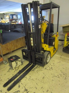 lot 101 image: CLARK TRIPLE-MAST ELECTRIC FORKLIFT WITH QUICK CHARGE BATTERY
