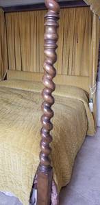 lot 1 image: Baker Collectors Edition King Tall Barley Twist Poster Canopy Bed